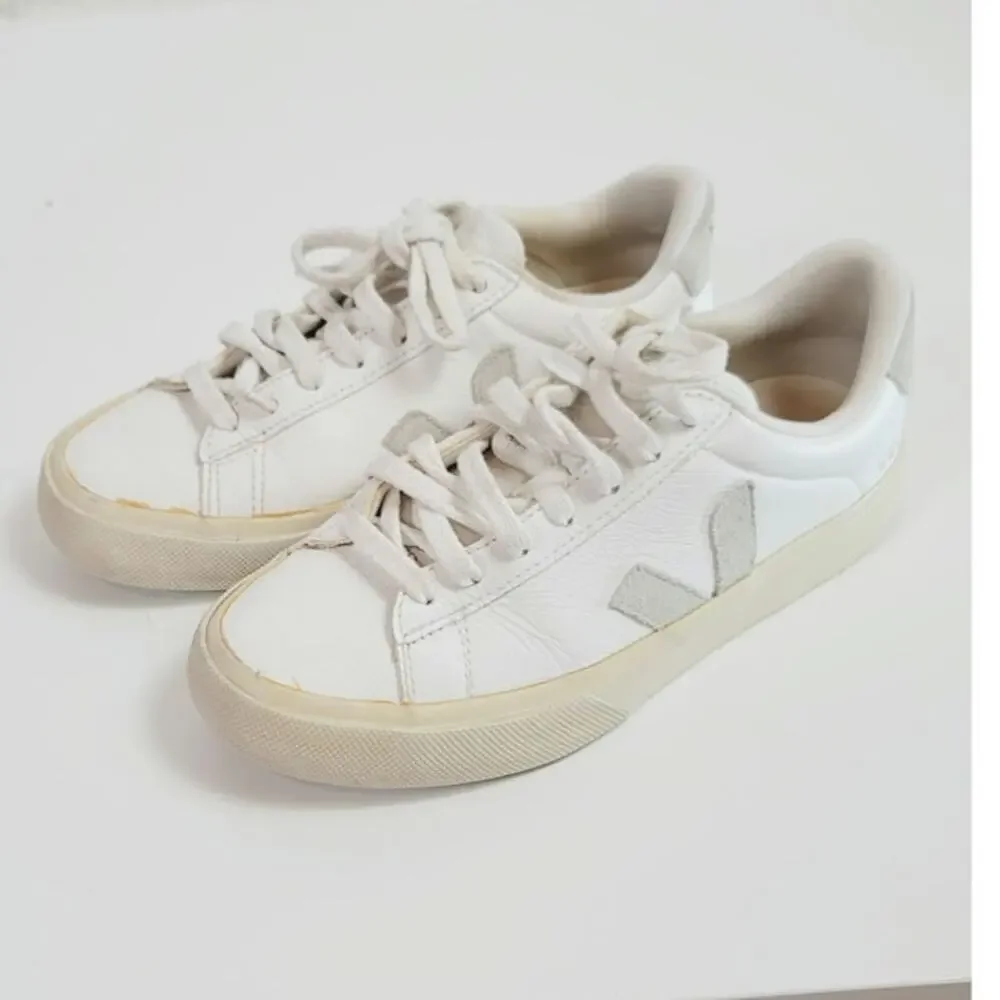 VEJAS CAMPO LEATHER SNEAKERS IN WHITE/GRAY, SZ 5